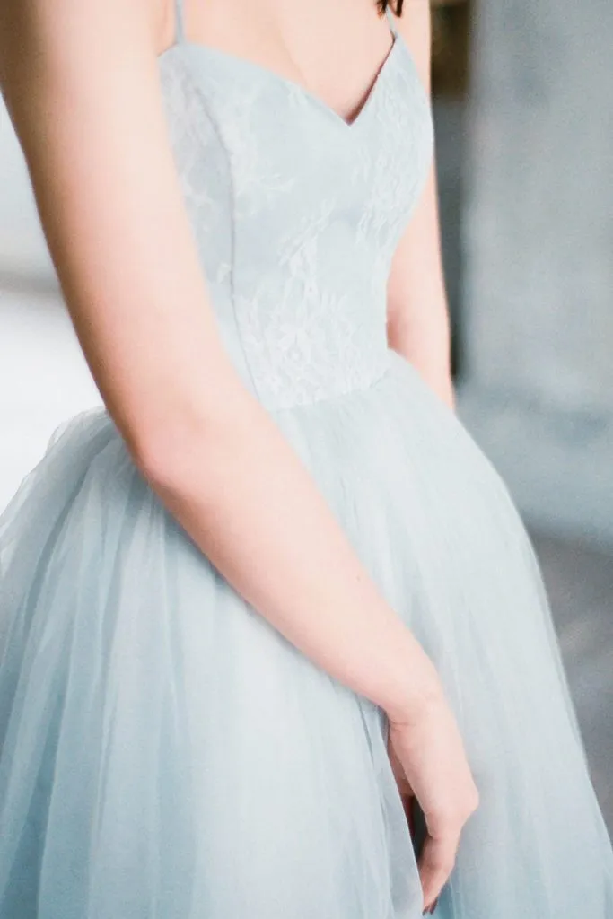 Gray-blue Chantilly Lace Wedding Dresses Tulle Skirt