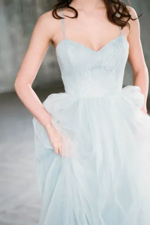 Gray-blue Chantilly Lace Wedding Dresses Tulle Skirt
