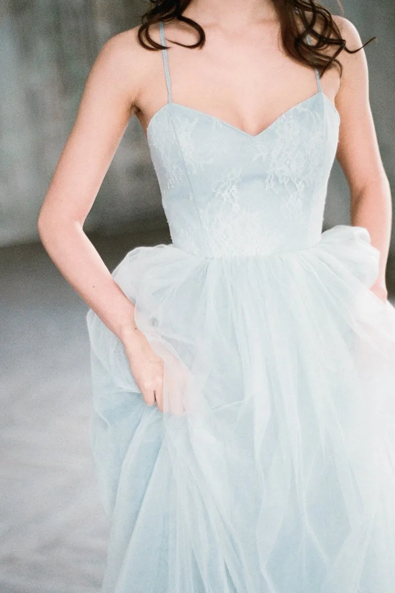 Gray-blue Chantilly Lace Wedding Dresses Tulle Skirt