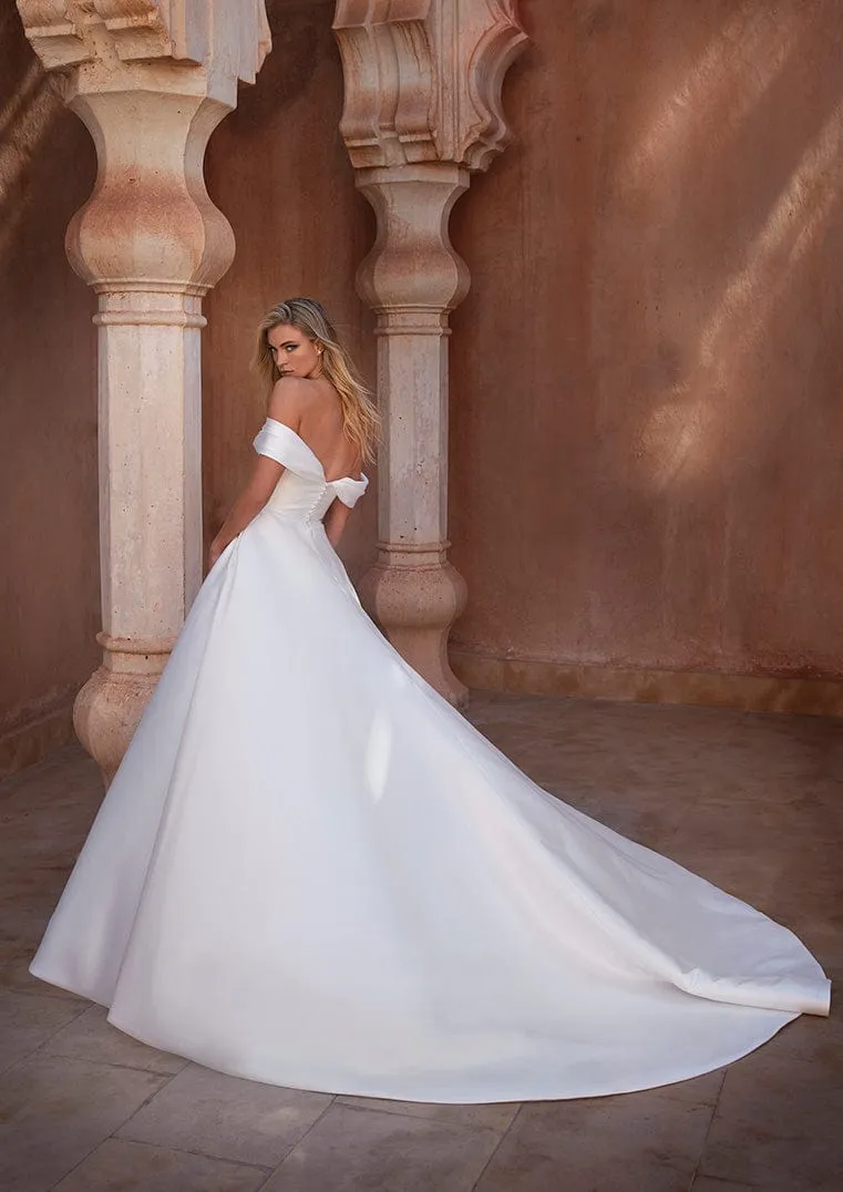 Pronovias: Athos