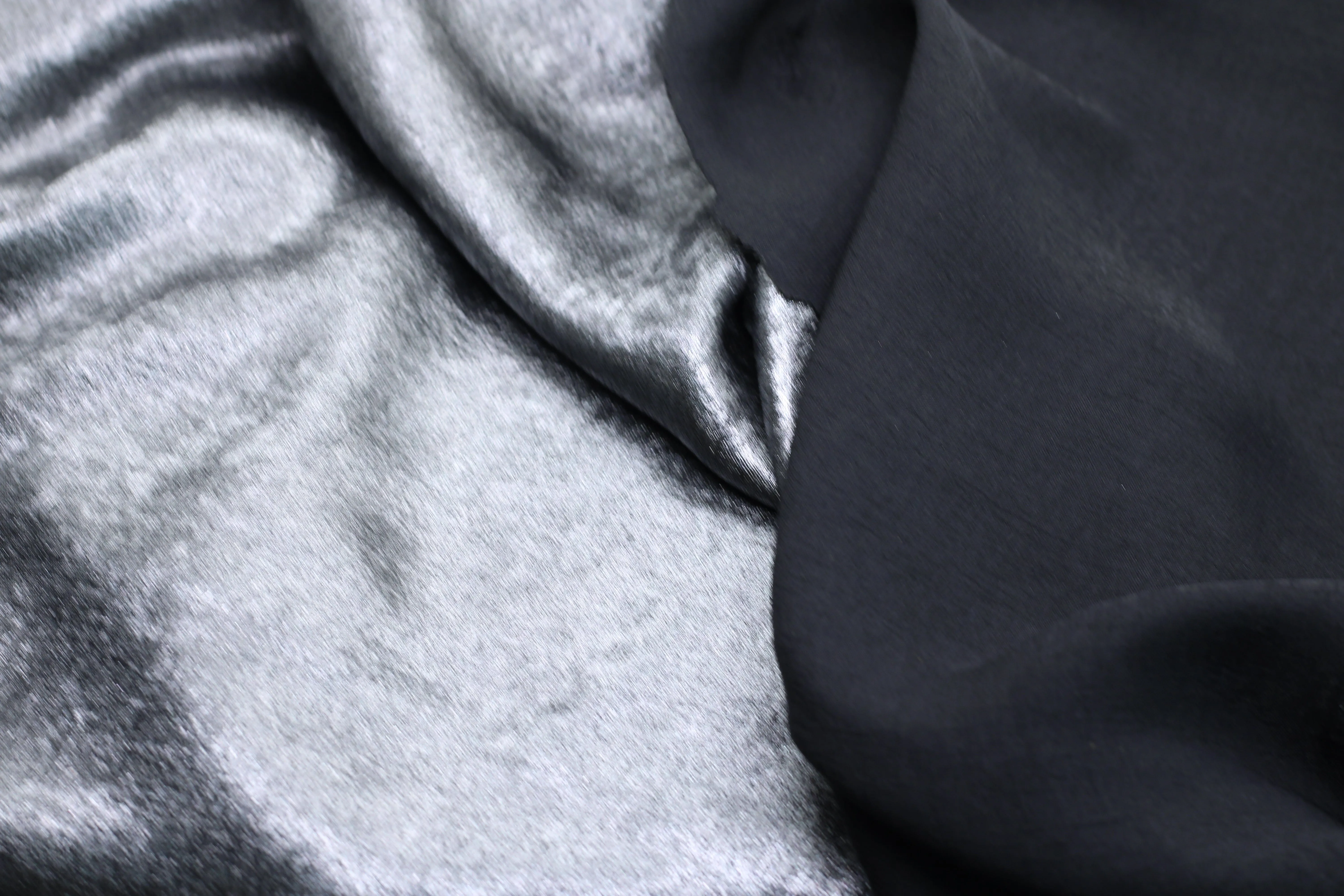 Tissu Satin denim irisé- Noir/Or doré (Vendu x10cm)